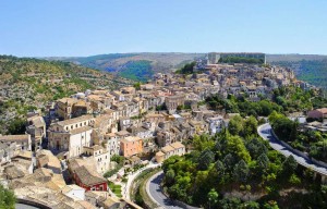La belle ville de Ragusa Ibla. Charmante et agreable, calme et animée. Photo de S. Confalonieri.