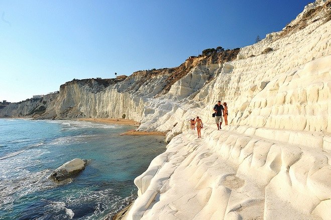 La plage de Scala dei Turchi, avec ses murs de craie. 