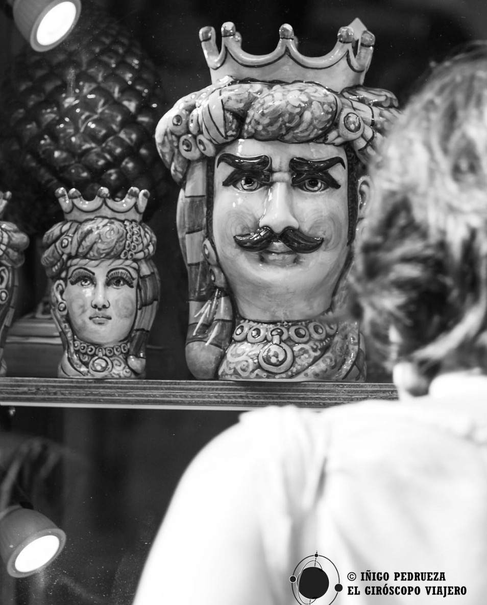 Poterie de Caltalgirone dans une boutique de Palerme. ©Iñigo Pedrueza.