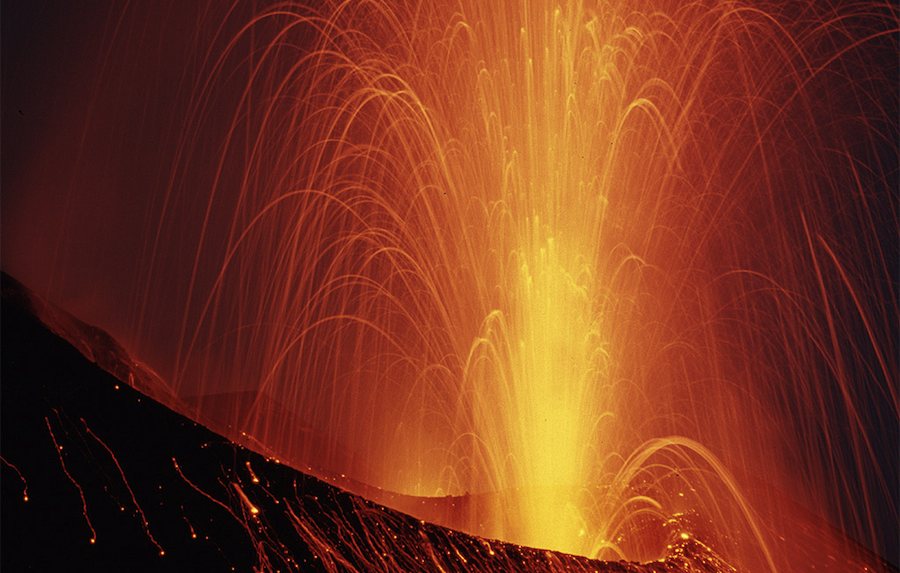 La furie du Stromboli dans la nuit Tyrrhénienne. 