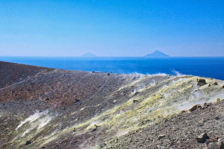 Île de Vulcano Îles Eoliennes Guide de voyages Sicile Tourisme — free download