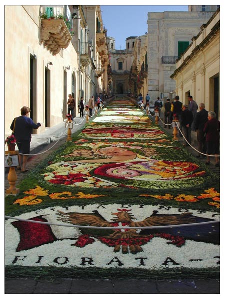 Tapis fleuris dans le Corrado Nicolaci lors de la Infiorata, festival fleuri de Noto.