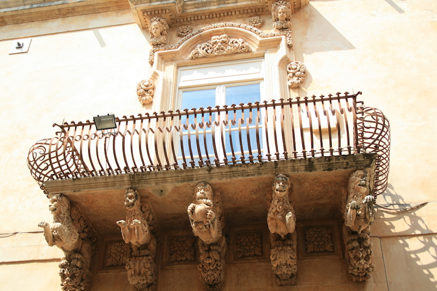 Magnifiques balcons du Palazzo Nicolaci, ornés de quimeres. 