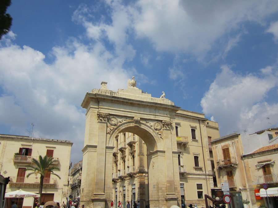 La Porta Reale, entrada a la ciudad de Noto. Foto de María Calvo.