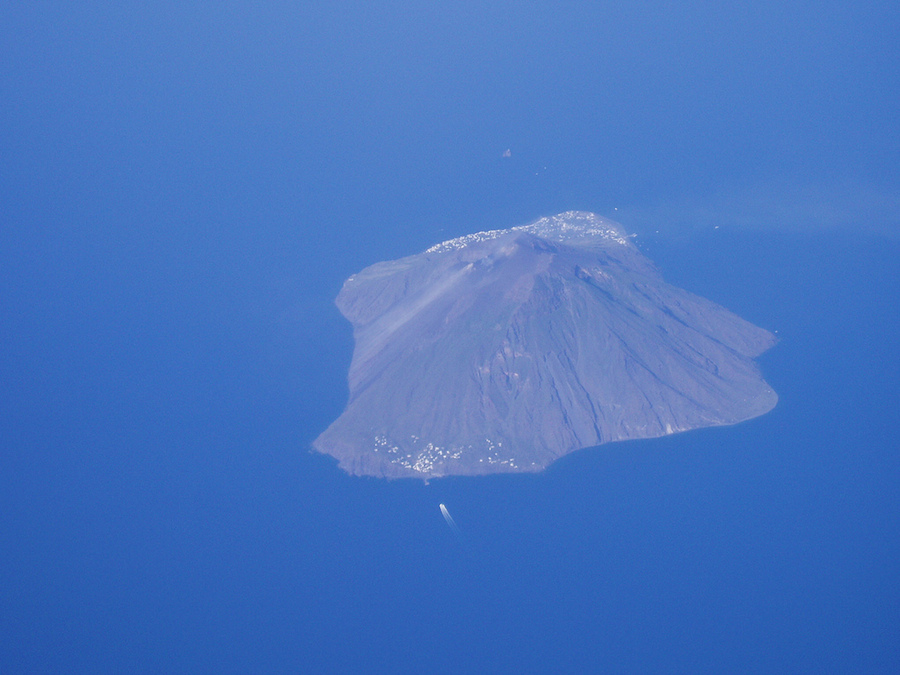 Stromboli depuis l'avion. Photo de vcastelo.