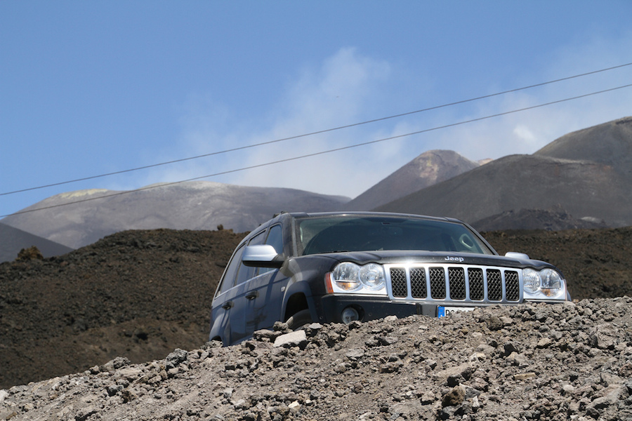 La voiture, le meilleur transport en Sicile. Sur la photo, l'Etna (jmarnaud).