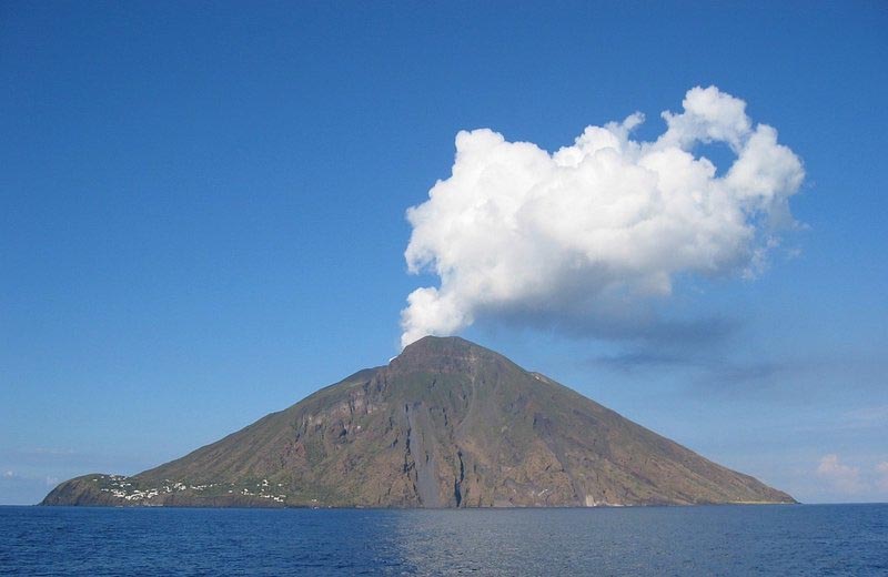 Volcan Stromboli avec sa fumerolle penchant dans le ciel sicilien. Photo Aitor Pedrueza.