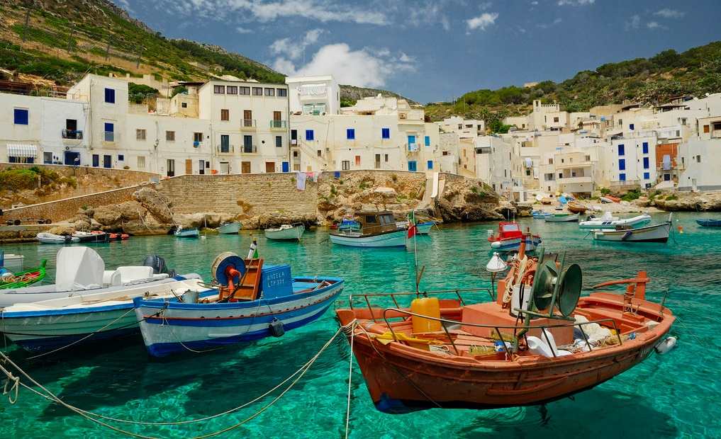 Petit port à Levanzo, l'île la plus proche de Trappani. Les barques semblent être suspendues au dessus de la mer.