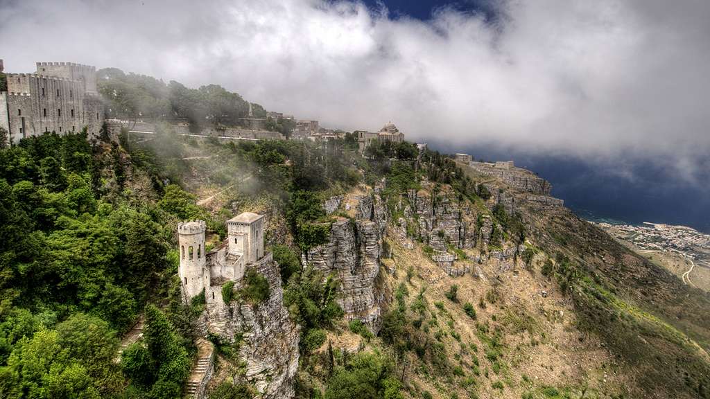 Le village d'Erice, penche au-dessus de Trapani et le littoral. Photo de Roberto.