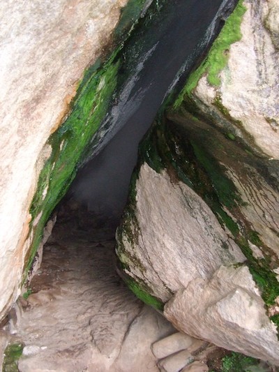 Une ds grottes - sauna de l'île. Thermalisme et volcanisme à l'unisson.