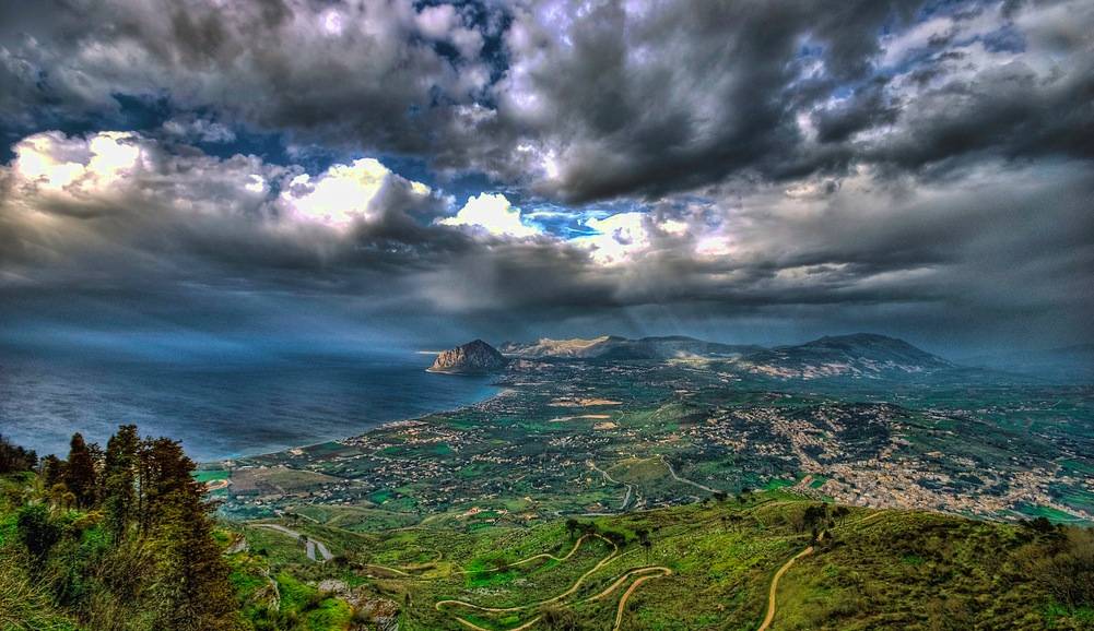 Paysage superbe depuis les hauteurs d'Erice, village de conte de féés au nord de Trapani.