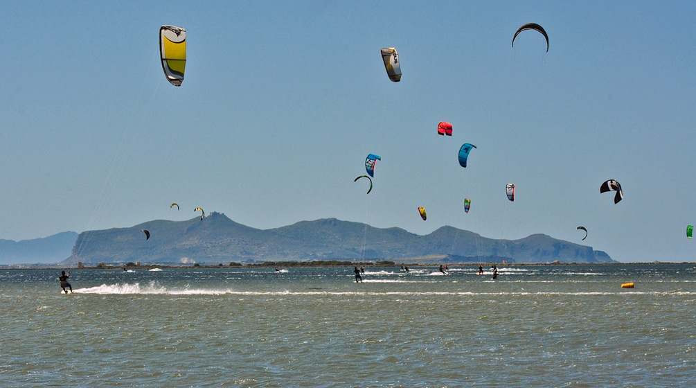 Les voiles des kitesurf tapissent le ciel de l'ouest de Sicile.