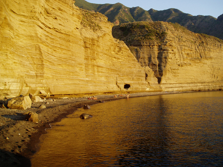 Plage à côté des falaises de Pollara. Photo de Le Gyroscope Voyageur©.