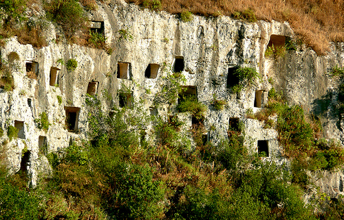 Reserve Naturelle des Gorges de Pantalica. Les falaises sont trouées de tombes bizantines.